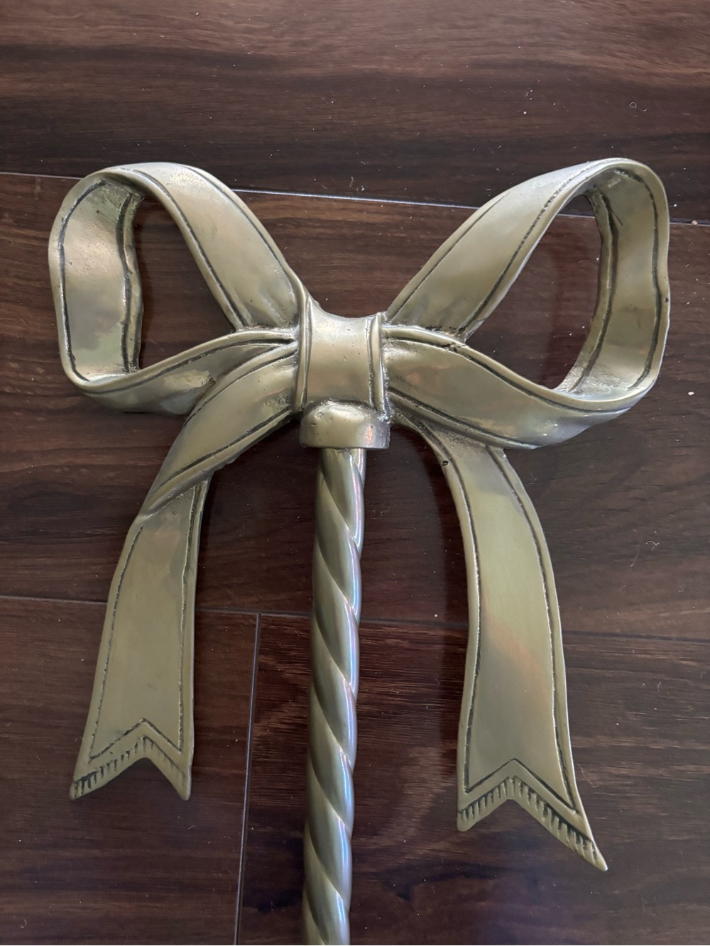 Vintage brass Decorative Bow with Tassel plate holder - Picture 2 of 5